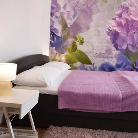 شقة Yelena Rose West