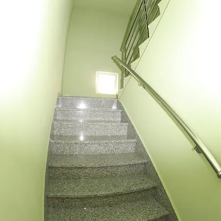 Yelena Rose West Apartman
