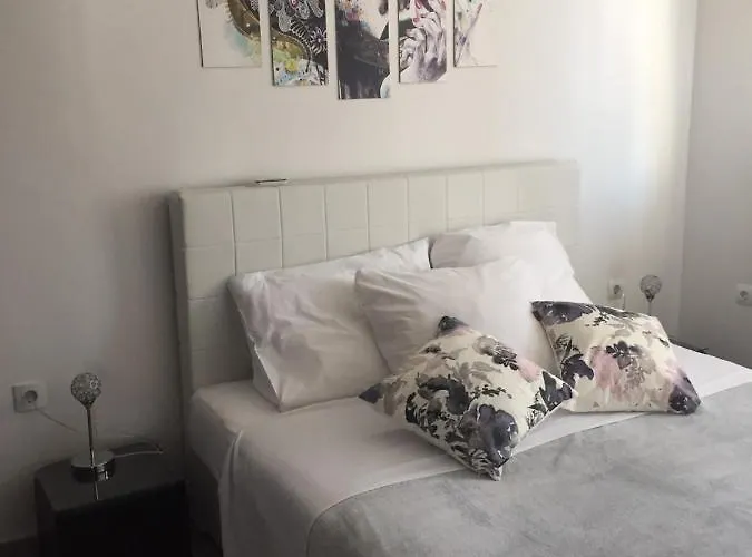 Yelena Rose West 公寓 *