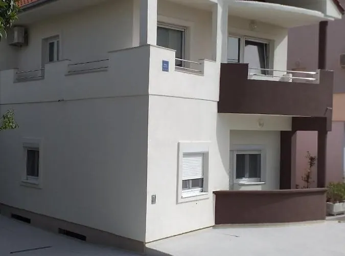 Yelena Rose West * 扎达尔