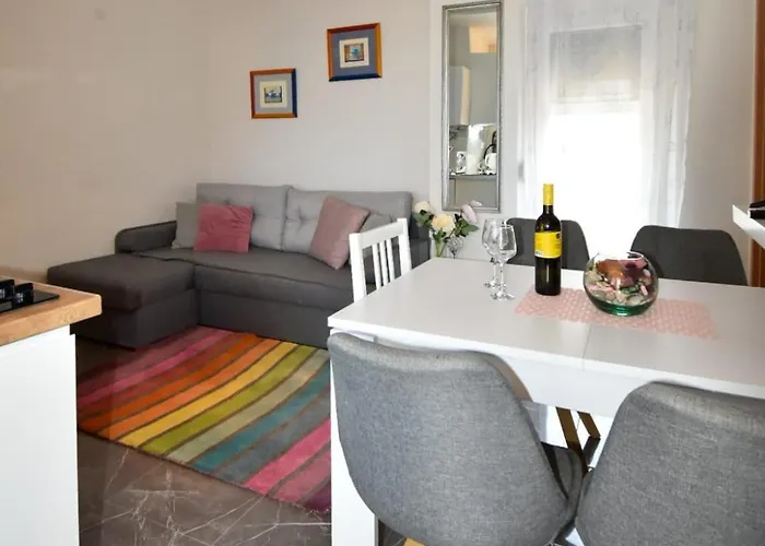 Yelena Rose West * 扎达尔