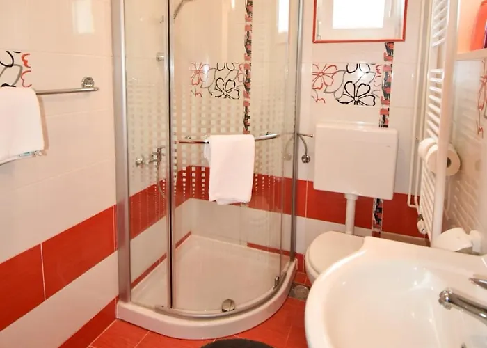 Yelena Rose West * 扎达尔