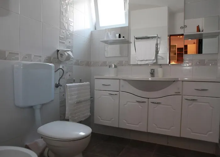 Yelena Rose West 扎达尔