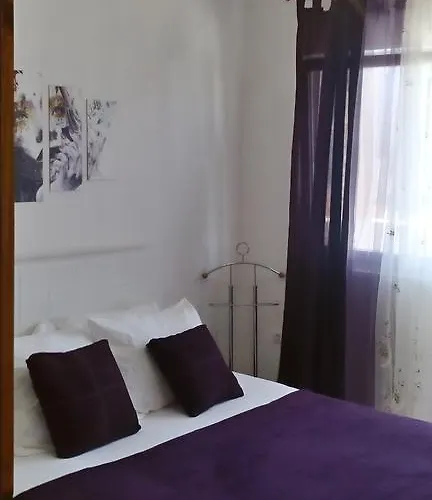 Yelena Rose West 公寓 *