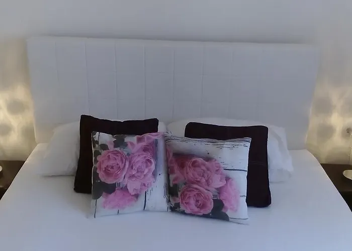 Yelena Rose West 公寓 *