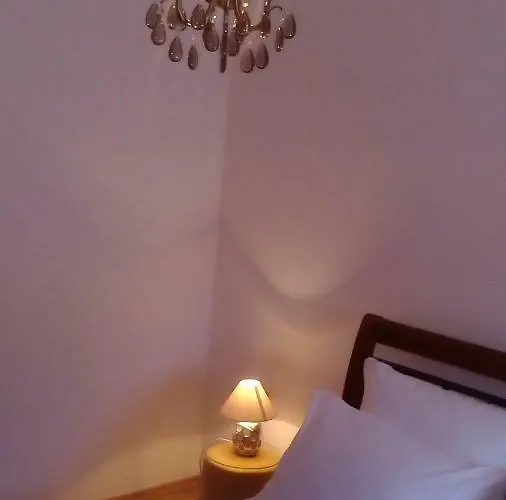 Yelena Rose West * 扎达尔