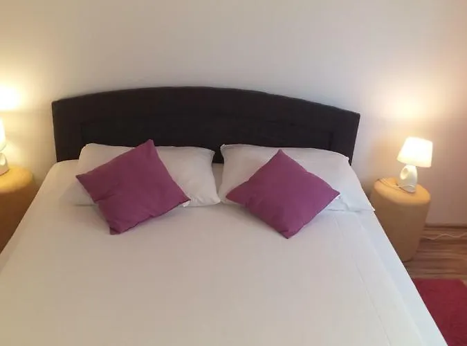 Yelena Rose West 公寓 *