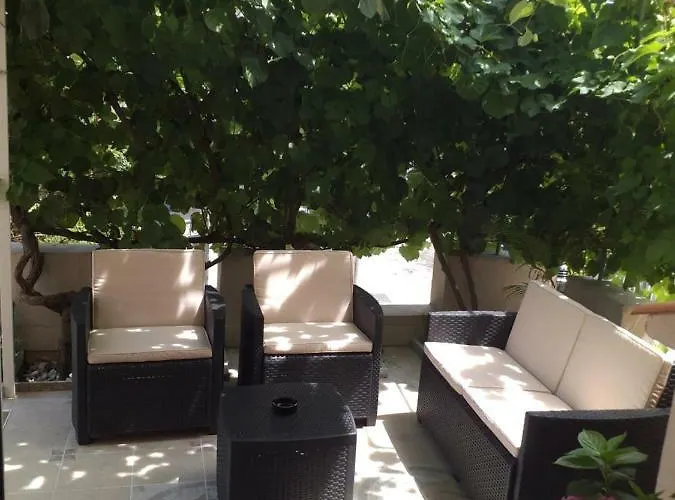 Yelena Rose West 公寓 *